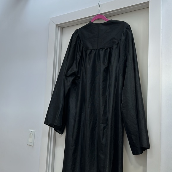 Graduation gown . Color black - Picture 4 of 7